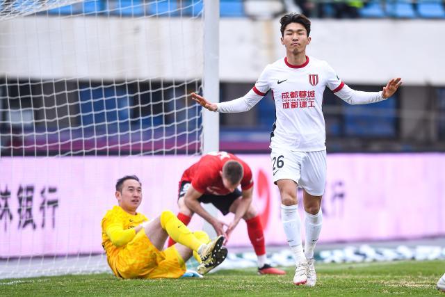 蓉城“菜地”里抢3分直逼榜首 下轮与申花强强对话